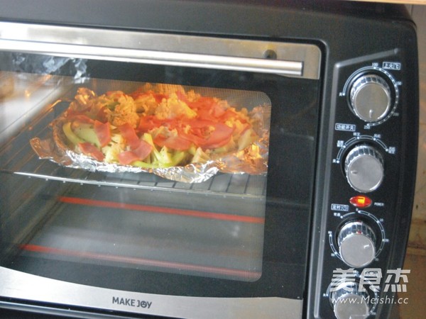 香烤<a href=/shicai/rouqin/PeiGen/index.html target=_blank><u>培根</u></a><a href=/shicai/shucai/HuaCai/index.html target=_blank><u>花菜</u></a>的做法