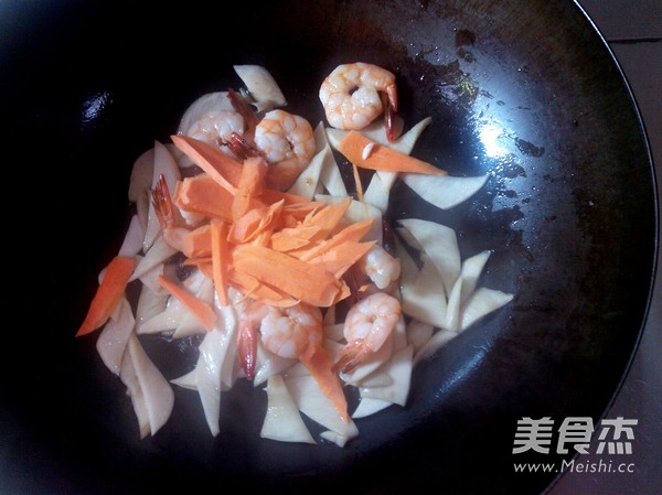 <a href=/shicai/shucai/XiHuLu/index.html target=_blank><u>西葫芦</u></a>炒虾仁的做法