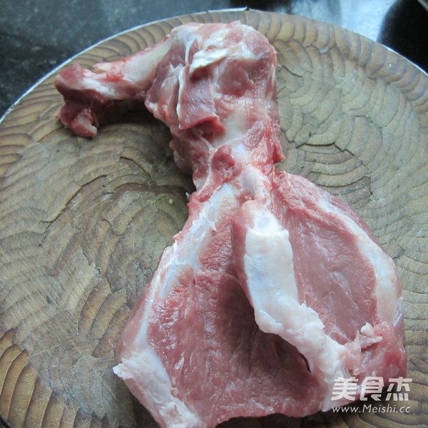 <a href=/shicai/rouqin/zhuXue/index.html target=_blank><u>猪<a href=/shicai/rouqin/Xue/index.html target=_blank><u>血</u></a></u></a><a href=/shicai/mimian/DouFu/index.html target=_blank><u>豆腐</u></a>猪骨汤的做法