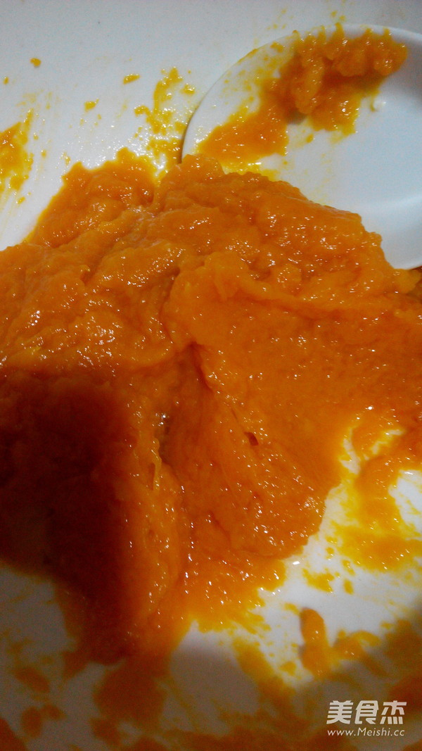 <a href=/shicai/shucai/NanGua/index.html target=_blank><u>南瓜</u></a>饼的做法