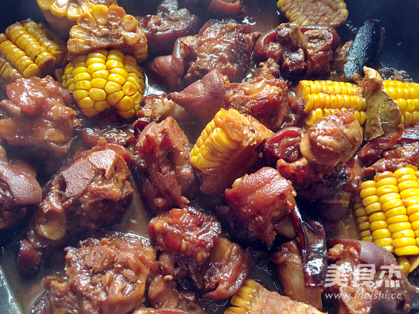 <a href=/shicai/mimian/YuMi/index.html target=_blank><u>玉米</u></a>焖猪手的做法