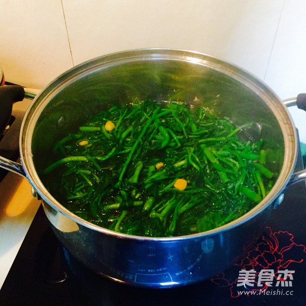 <a href=/shicai/shucai/XiYangCai/index.html target=_blank><u>西洋菜</u></a>煲<a href=/shicai/shuichanpin/YuWei/index.html target=_blank><u>鱼尾</u></a>的做法