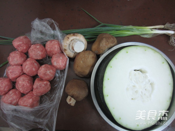 <a href=/shicai/shucai/XiangGu/index.html target=_blank><u>香菇</u></a><a href=/shicai/shucai/DongGua/index.html target=_blank><u>冬瓜</u></a>肉丸汤的做法