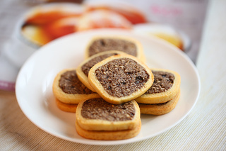 朗姆<a href=/shicai/guopin/PuTao/index.html target=_blank><u>葡萄</u></a>椰蓉饼干