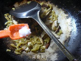 <a href=/shicai/shucai/XiangGu/index.html target=_blank><u>香菇</u></a>炒<a href=/shicai/shucai/ZhaCai/index.html target=_blank><u>榨菜</u></a>