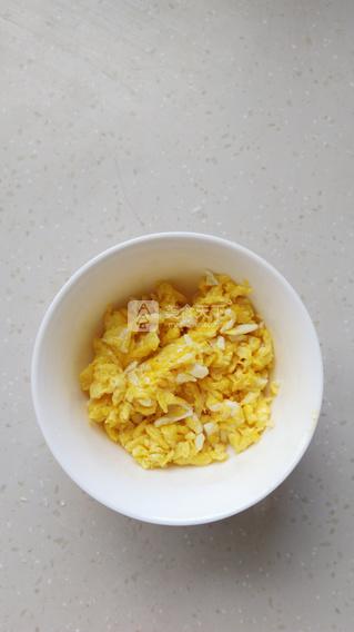 韩式<a href=/shicai/shucai/LaJiao/index.html target=_blank><u>辣椒</u></a><a href=/shicai/shuichanpin/HaiTai/index.html target=_blank><u>海苔</u></a>炒饭