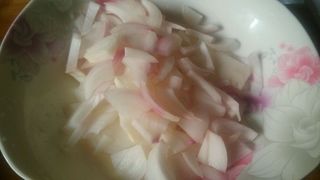 孜然<a href=/shicai/shucai/YangCong/index.html target=_blank><u>洋葱</u></a><a href=/shicai/rouqin/HuoTui/index.html target=_blank><u>火腿</u></a>泼蛋