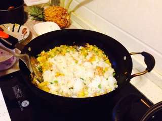 <a href=/shicai/mimian/NaiLao/index.html target=_blank><u>奶酪</u></a>焗五彩<a href=/shicai/guopin/BoLuo/index.html target=_blank><u>菠萝</u></a>饭