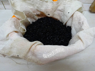 自制纯<a href=/shicai/guopin/HeiZhiMa/index.html target=_blank><u>黑<a href=/shicai/guopin/ZhiMa/index.html target=_blank><u>芝麻</u></a></u></a>酱