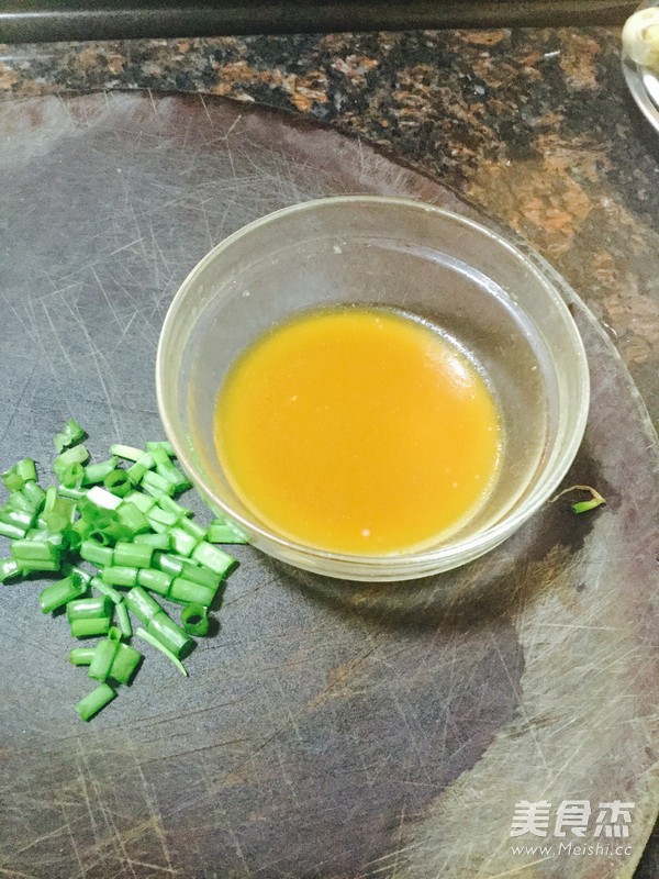 肉片炒<a href=/shicai/shucai/CaiXin/index.html target=_blank><u>菜心</u></a>的做法