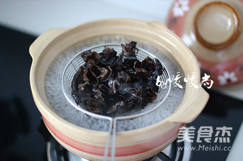 蒜蓉<a href=/shicai/shucai/BoCai/index.html target=_blank><u>菠菜</u></a>拌核<a href=/shicai/guopin/Tao/index.html target=_blank><u>桃</u></a>仁的做法