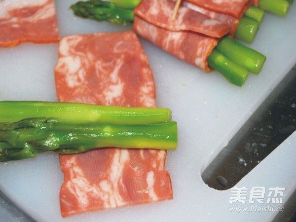 <a href=/shicai/rouqin/PeiGen/index.html target=_blank><u>培根</u></a><a href=/shicai/shucai/LuSun/index.html target=_blank><u>芦笋</u></a>卷的做法