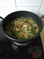 私房酸菜鱼汤煮鱼面步骤12