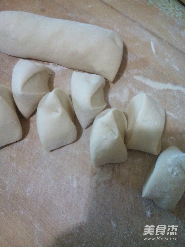 <a href=/shicai/shucai/JiuCai/index.html target=_blank><u>韭菜</u></a><a href=/shicai/shucai/MuEr/index.html target=_blank><u>木耳</u></a>虾仁馅饼的做法