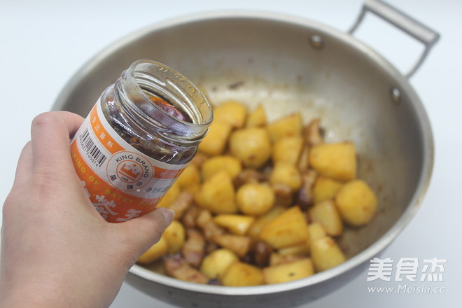 <a href=/shicai/rouqin/WuHuaRou/index.html target=_blank><u>五花肉</u></a>焖<a href=/shicai/shucai/TuDou/index.html target=_blank><u>土豆</u></a>的做法