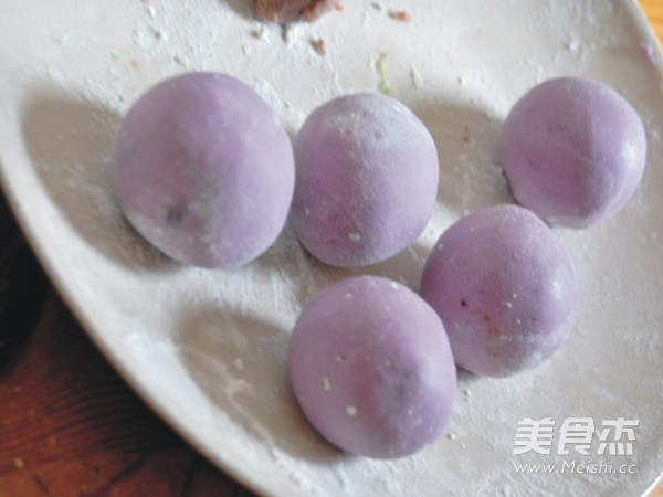 <a href=/shicai/shucai/ZiShu/index.html target=_blank><u>紫薯</u></a>豆沙汤圆的做法