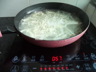 <a href=/shicai/rouqin/ZhuRou/index.html target=_blank><u>猪肉</u></a>金针菇<a href=/shicai/mimian/FenSi/index.html target=_blank><u>粉丝</u></a>汤