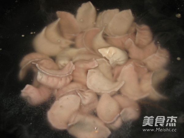 <a href=/shicai/rouqin/ZhuRou/index.html target=_blank><u>猪肉</u></a><a href=/shicai/guopin/Xing/index.html target=_blank><u>杏</u></a>鲍菇水饺的做法