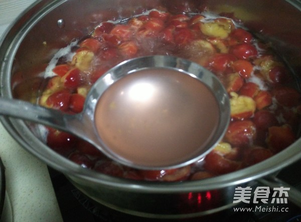 <a href=/shicai/guopin/ShanZha/index.html target=_blank><u>山楂</u></a>汁的做法