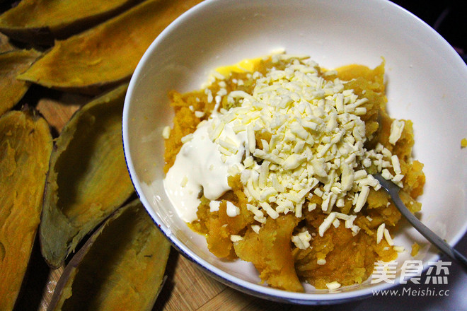 <a href=/shicai/mimian/ZhiShi/index.html target=_blank><u>芝士</u></a><a href=/shicai/mimian/NaiYou/index.html target=_blank><u>奶油</u></a>焗<a href=/shicai/shucai/DiGua/index.html target=_blank><u>地瓜</u></a>的做法