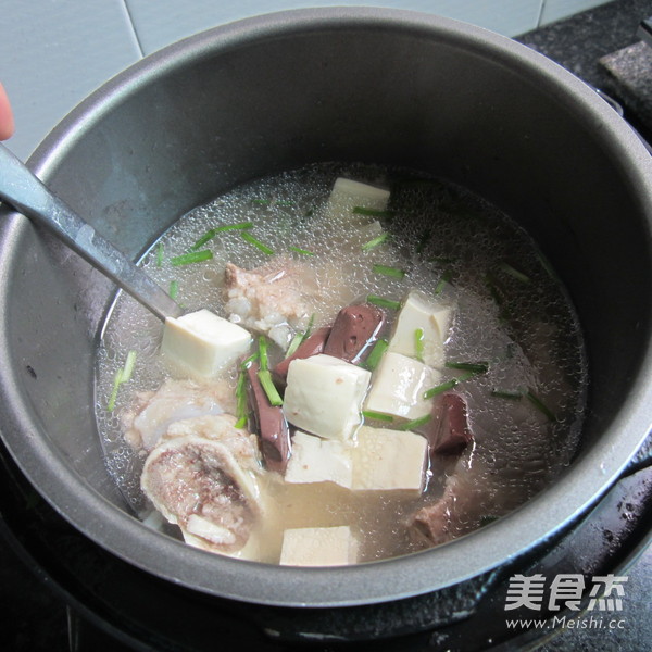 <a href=/shicai/rouqin/zhuXue/index.html target=_blank><u>猪<a href=/shicai/rouqin/Xue/index.html target=_blank><u>血</u></a></u></a><a href=/shicai/mimian/DouFu/index.html target=_blank><u>豆腐</u></a>猪骨汤的做法