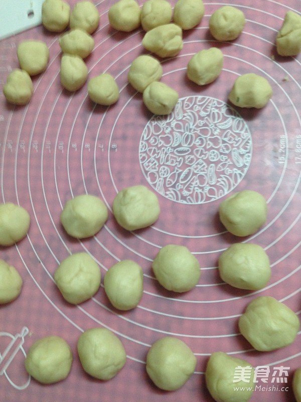 自制<a href=/shicai/mimian/LvDou/index.html target=_blank><u>绿豆</u></a>饼的做法