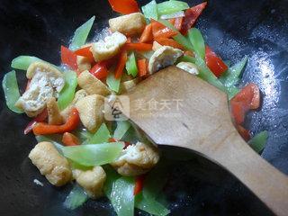 红椒油<a href=/shicai/mimian/DouFu/index.html target=_blank><u>豆腐</u></a>炒<a href=/shicai/shucai/WoSun/index.html target=_blank><u>莴笋</u></a>