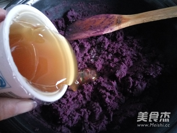 自制<a href=/shicai/shucai/ZiShu/index.html target=_blank><u>紫薯</u></a>馅的做法