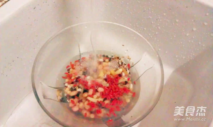 <a href=/shicai/shucai/BaiHe/index.html target=_blank><u>百合</u></a>杂粮粥的做法