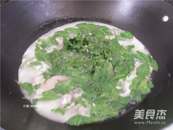 <a href=/shicai/guopin/GouQi/index.html target=_blank><u>枸杞</u></a>叶<a href=/shicai/rouqin/ZhuGan/index.html target=_blank><u>猪肝</u></a>瘦肉汤面的做法