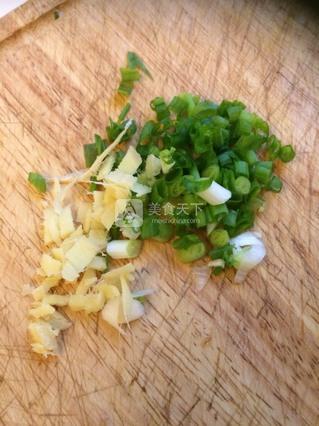 <a href=/shicai/shuichanpin/BaoYu/index.html target=_blank><u>鲍鱼</u></a><a href=/shicai/shucai/QinCai/index.html target=_blank><u>芹菜</u></a>粥