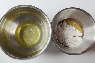 虎<a href=/shicai/rouqin/PiDan/index.html target=_blank><u>皮蛋</u></a>糕卷步骤5