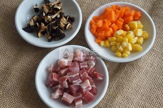 红<a href=/shicai/mimian/CaoMi/index.html target=_blank><u>糙米</u></a><a href=/shicai/rouqin/XianRou/index.html target=_blank><u>咸肉</u></a><a href=/shicai/shucai/XiangGu/index.html target=_blank><u>香菇</u></a>焖饭