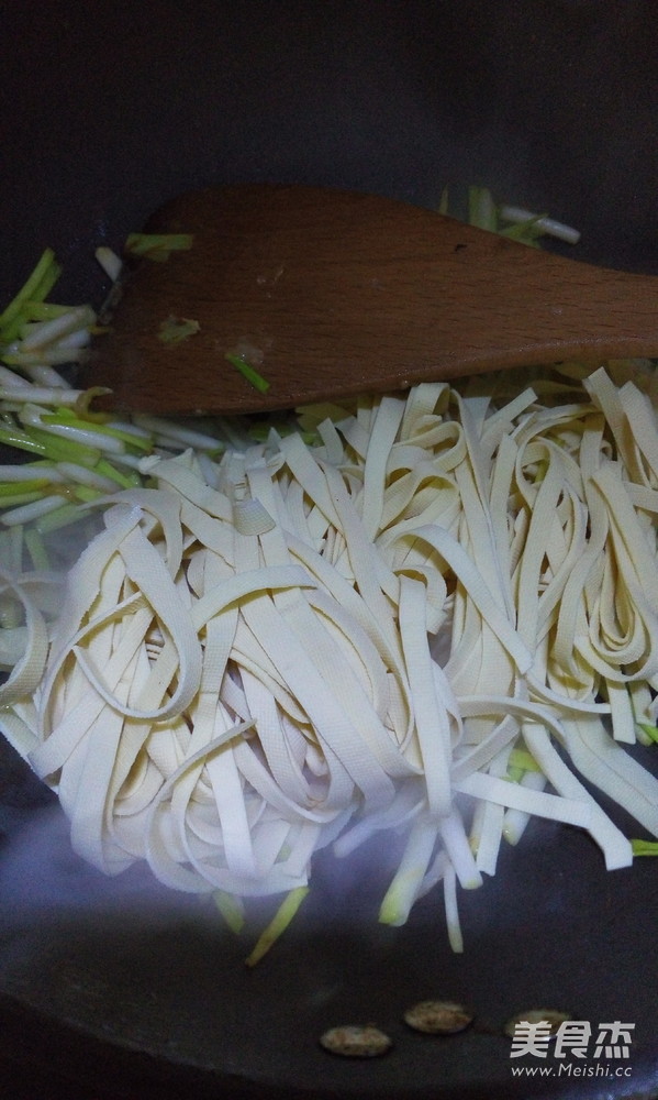 <a href=/shicai/shucai/JiuHuang/index.html target=_blank><u>韭黄</u></a>炒<a href=/shicai/mimian/DouPi/index.html target=_blank><u>豆皮</u></a>的做法