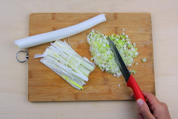 <a href=/shicai/rouqin/YangRou/index.html target=_blank><u>羊肉</u></a>煎饺步骤4