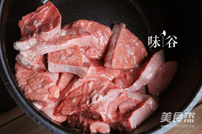 青橄榄<a href=/shicai/rouqin/ZhuFei/index.html target=_blank><u>猪肺</u></a>汤的做法