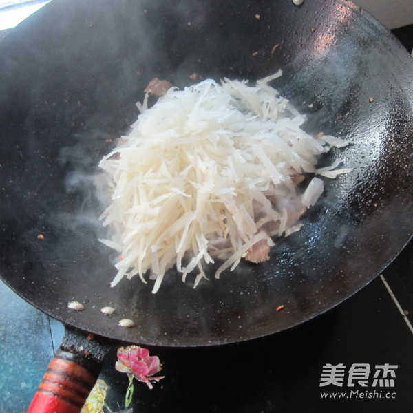 <a href=/shicai/shucai/BaiLuoBo/index.html target=_blank><u>白<a href=/shicai/shucai/LuoBo/index.html target=_blank><u>萝卜</u></a></u></a>丝炒肉的做法