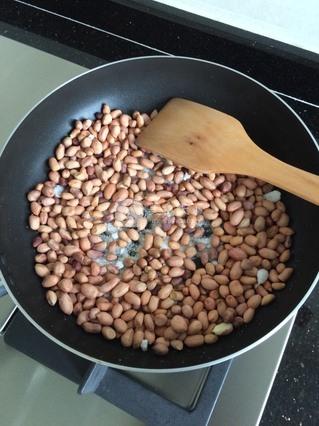 炒<a href=/shicai/guopin/HuaSheng/index.html target=_blank><u>花生</u></a>米