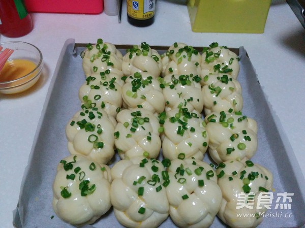 香葱<a href=/shicai/mimian/ZhiShi/index.html target=_blank><u>芝士</u></a>绣球包的做法