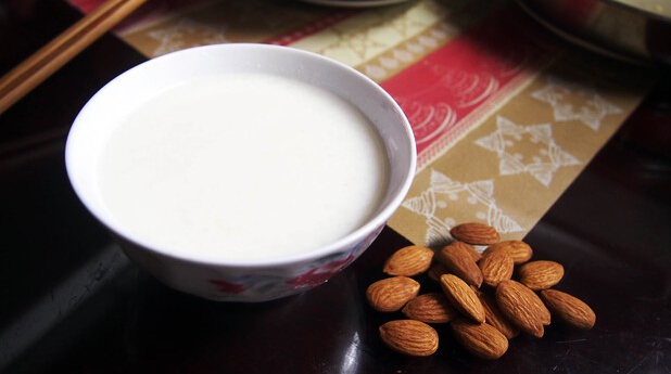 蛋白<a href=/shicai/guopin/XingRen/index.html target=_blank><u><a href=/shicai/guopin/Xing/index.html target=_blank><u>杏</u></a>仁</u></a>茶怎么做?