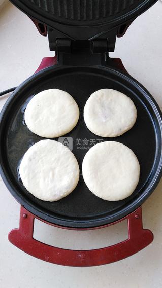 <a href=/shicai/shucai/YangCong/index.html target=_blank><u>洋葱</u></a><a href=/shicai/rouqin/ZhuRou/index.html target=_blank><u>猪肉</u></a>馅饼