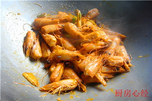 海鲜炒饭步骤4