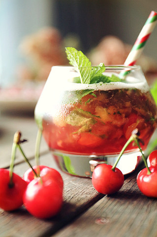 樱<a href=/shicai/guopin/Tao/index.html target=_blank><u>桃</u></a>鸡尾酒