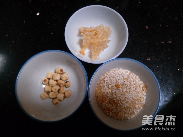 <a href=/shicai/shucai/YinEr/index.html target=_blank><u>银耳</u></a><a href=/shicai/guopin/LianZi/index.html target=_blank><u>莲子</u></a>双米粥的做法