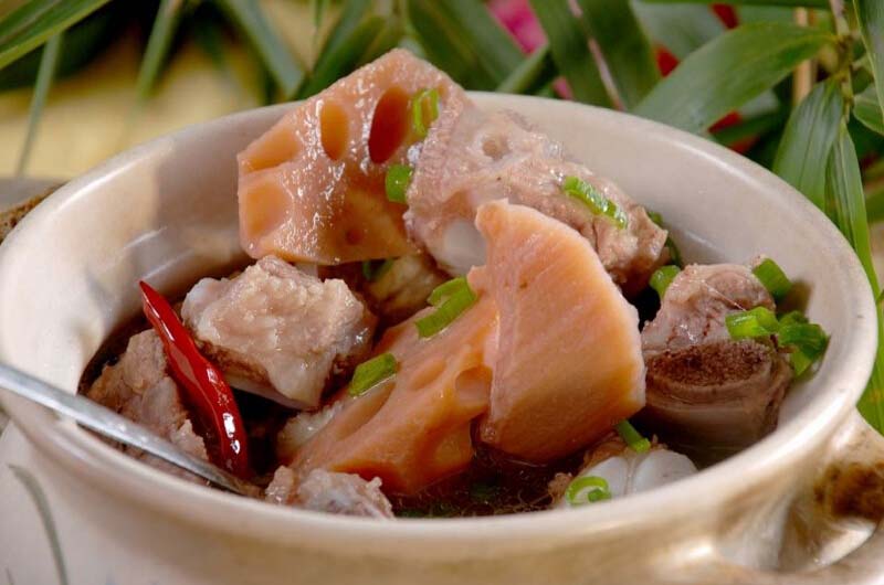 莲<a href=/shicai/shucai/Ou/index.html target=_blank><u>藕</u></a><a href=/shicai/rouqin/PaiGu/index.html target=_blank><u>排骨</u></a>汤的做法3