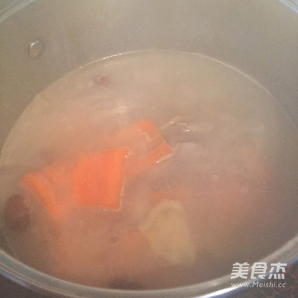 <a href=/shicai/shucai/XiLanHua/index.html target=_blank><u>西兰花</u></a><a href=/shicai/rouqin/PaiGu/index.html target=_blank><u>排骨</u></a>汤的做法