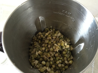 清凉<a href=/shicai/mimian/LvDou/index.html target=_blank><u>绿豆</u></a>沙糕