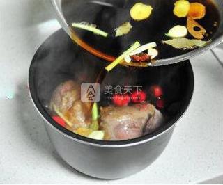 秘制酱<a href=/shicai/rouqin/NiuRou/index.html target=_blank><u>牛肉</u></a>
