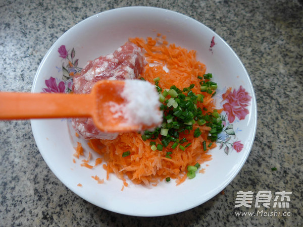 <a href=/shicai/shucai/HuLuoBo/index.html target=_blank><u>胡<a href=/shicai/shucai/LuoBo/index.html target=_blank><u>萝卜</u></a></u></a>肉末馅春卷的做法