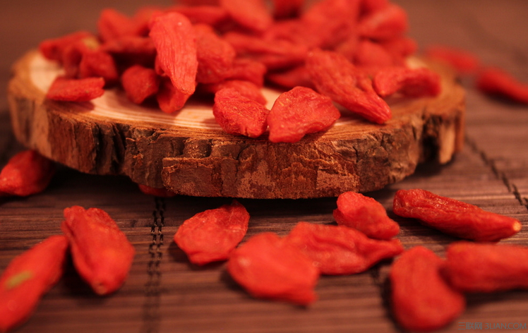 夏季吃<a href=/shicai/guopin/GouQi/index.html target=_blank><u>枸杞</u></a>首选一种方法